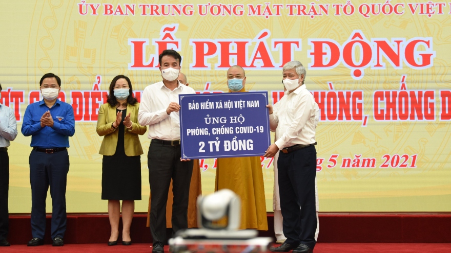 BHXH Việt Nam trao 2 tỷ đồng ủng hộ phòng, chống dịch Covid-19